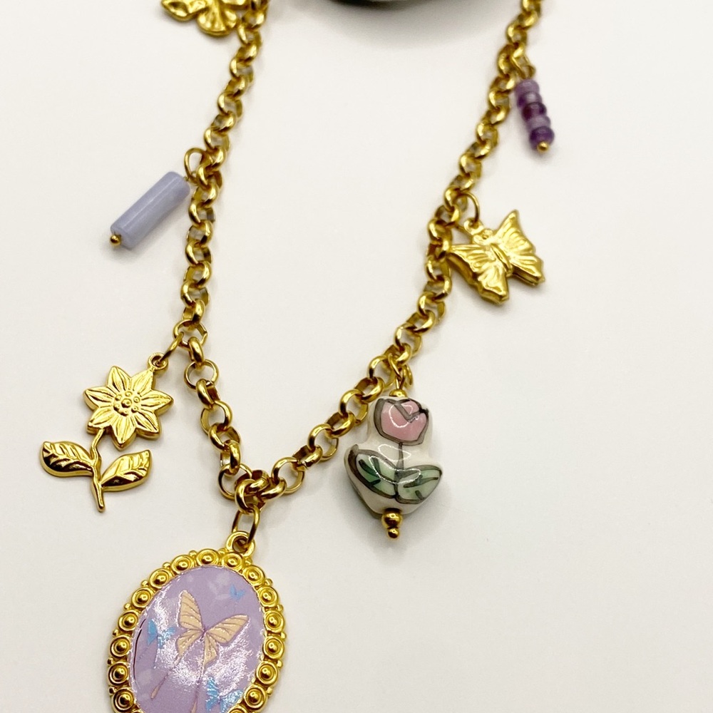 NEW Gold Charm Necklace With Floral Pendant - Picture 8 of 9